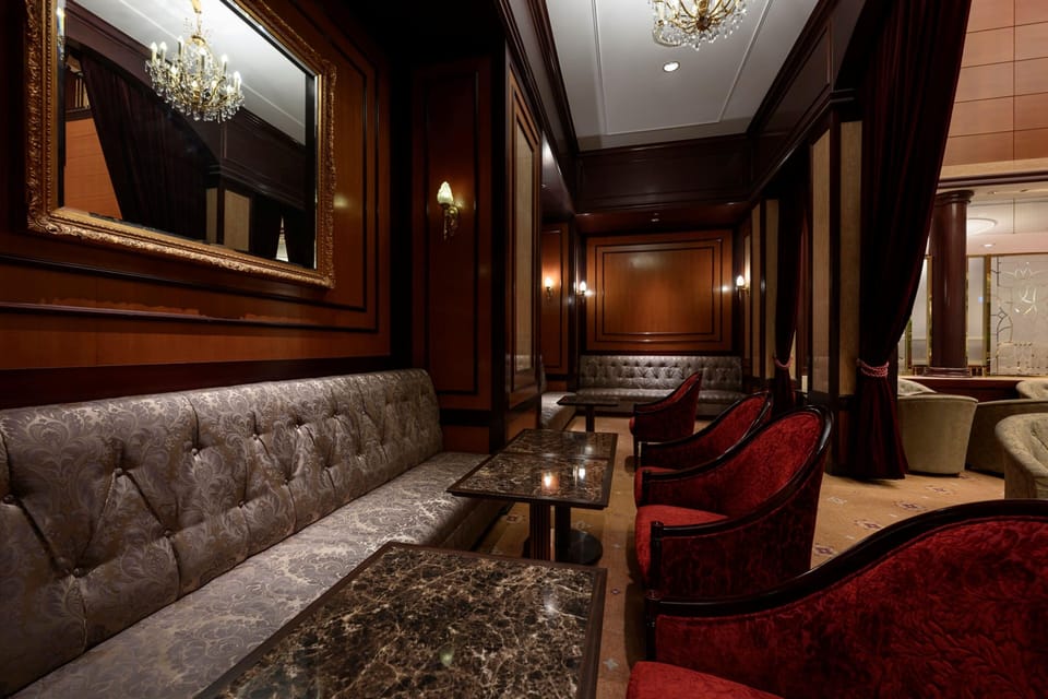 2 bars/lounges