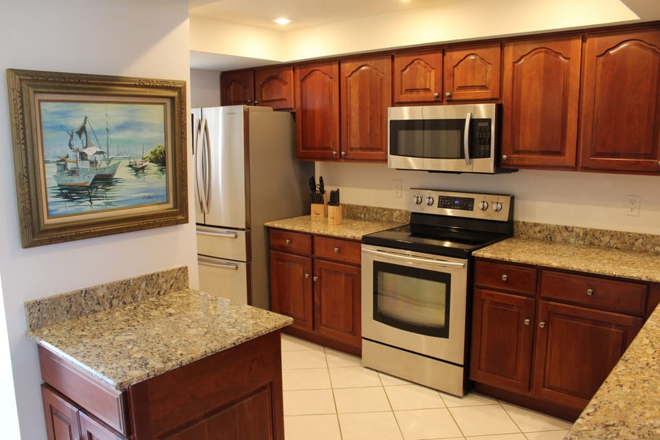 Beautiful Open kitchen,
Up to date appliances and
views of the ocean and river 