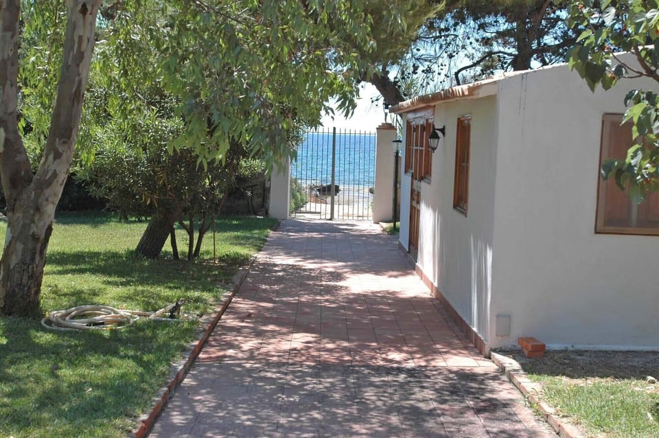 Path to the annexe and private access of the rocky coast.