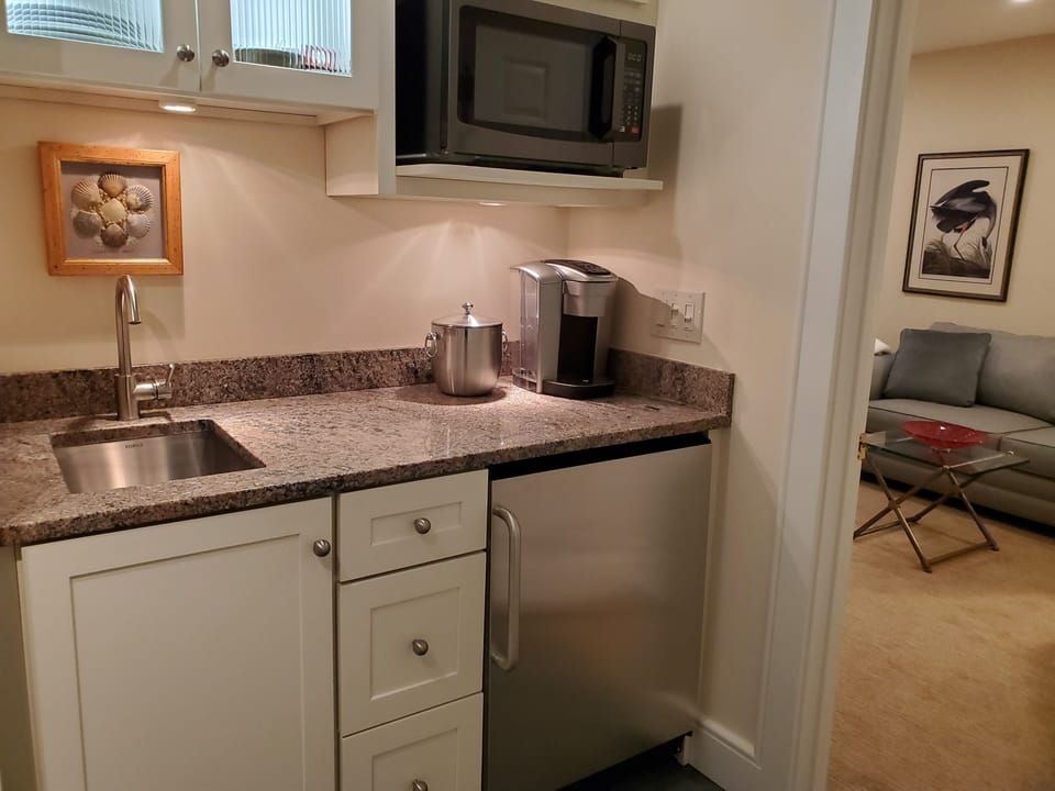 Heron Room | Private kitchen | Shared fridge, microwave, espresso maker, coffee/tea maker