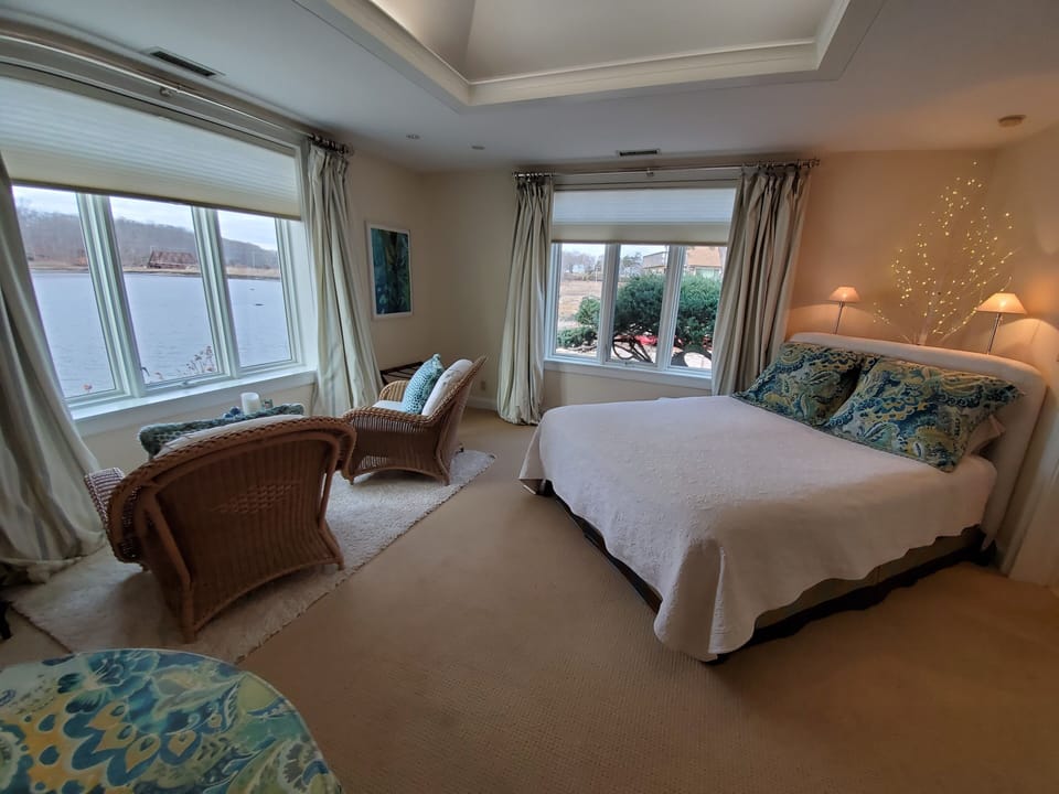 Heron Room | Premium bedding, individually decorated, individually furnished