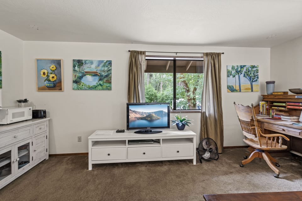 Smart TV & desk