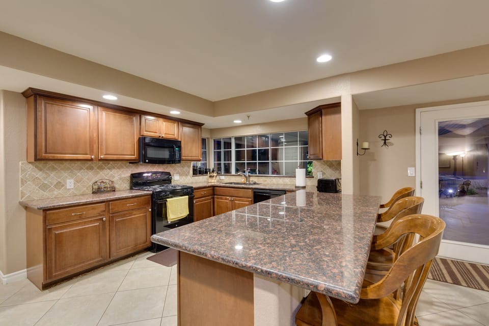 Kitchen with Breakfast Bar that seats 3