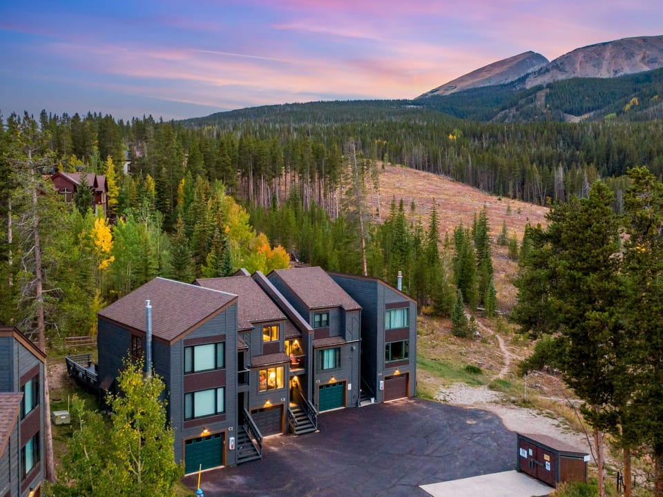 Quiet complex bordering Ski Resort / Forest. One car garage, 3+ parking spaces.