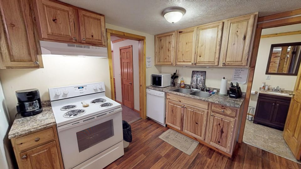 1st Choice Lodging - White Tail Cabin Kitchen & Dining Room