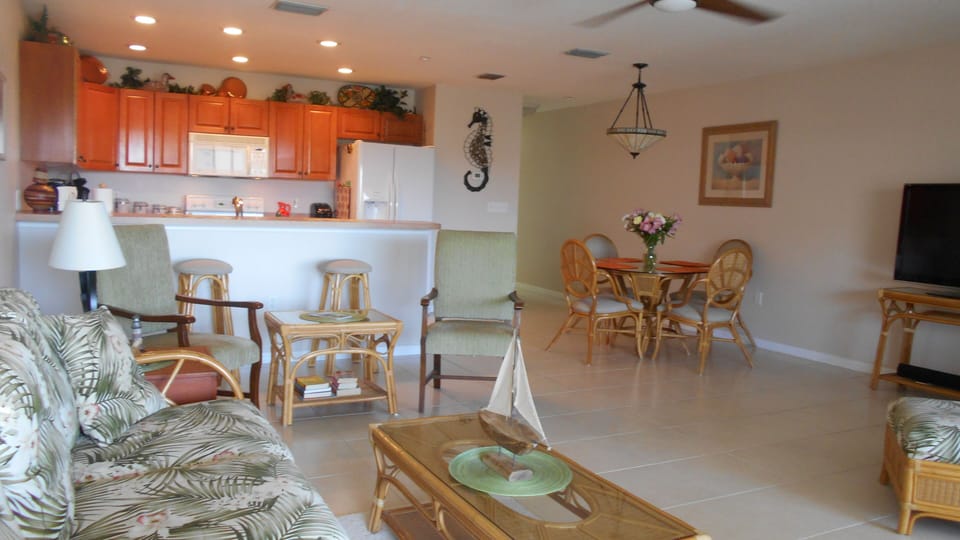 Ample indoor seating(but who wants to be indoors?)