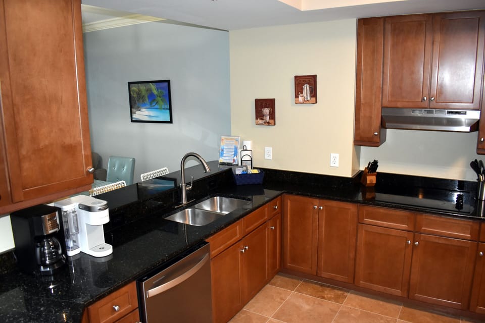 Large, Fully Equipped Kitchen. Regular and Keurig coffee makers.