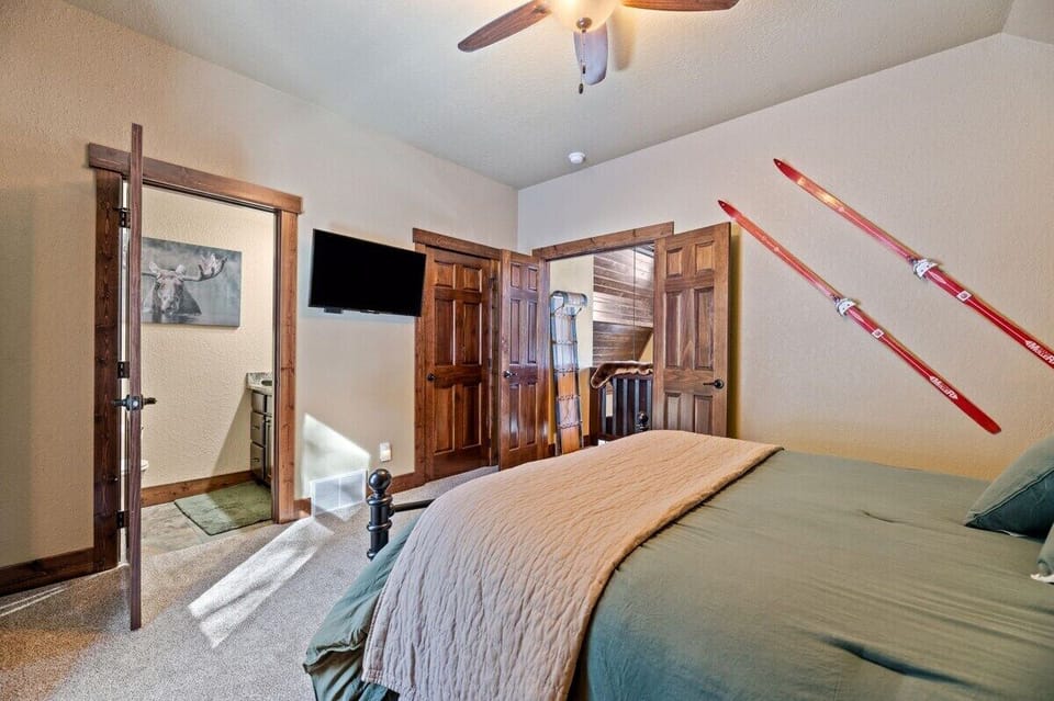 Upper bedroom 4 with queen, attached half bath