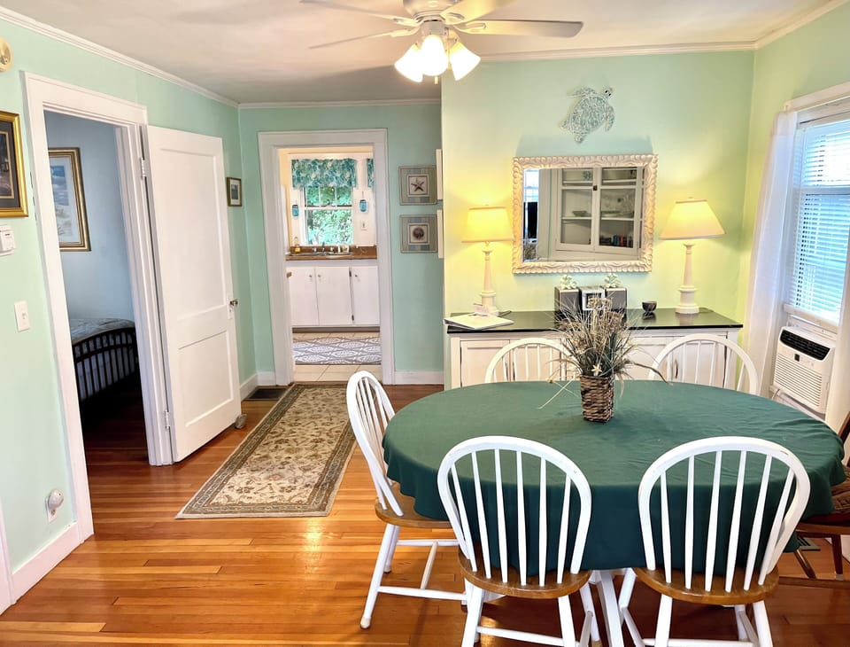 Ceiling fan breezes help you enjoy your meals in this cheerful dinning room. 