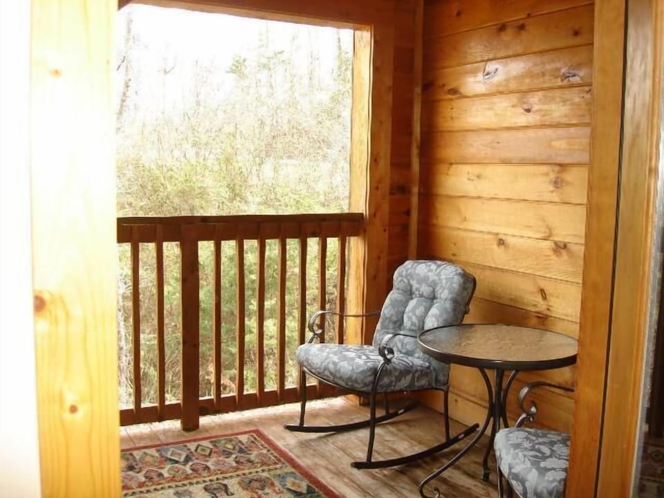 .Private deck off bedroom