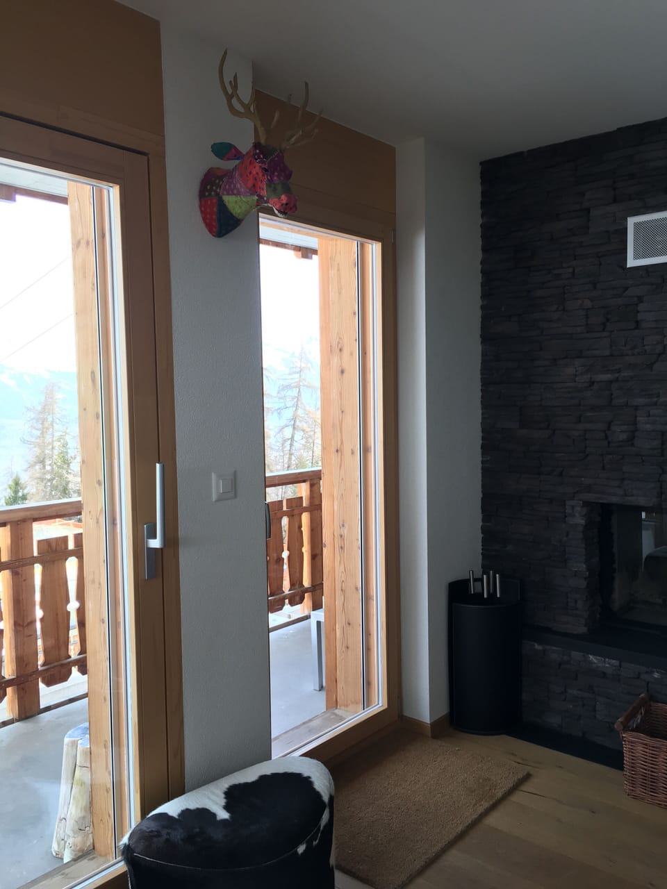 Door to balcony 