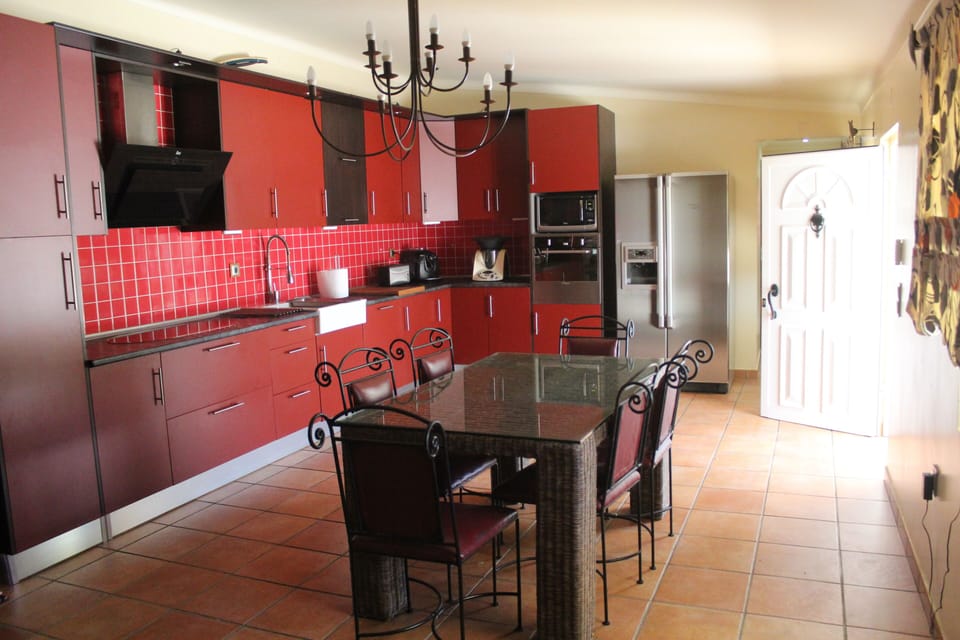 cozinha tuda equipada como nova