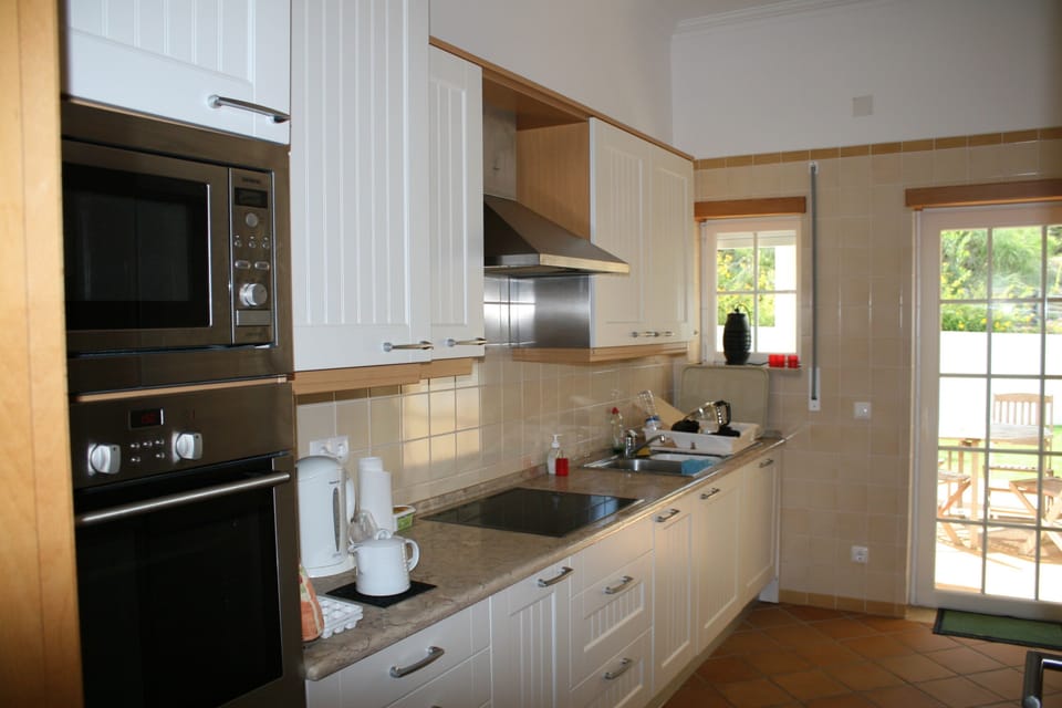 Luxury kitchen with access to terrace & gardens