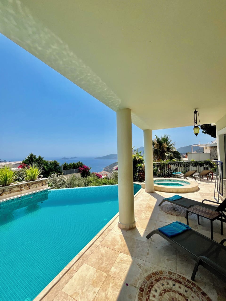Semi-shady Sunbathing Terrace