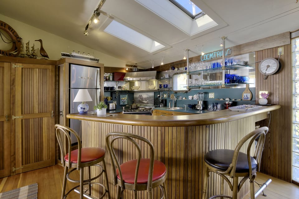 Bar seating for cocktail hour