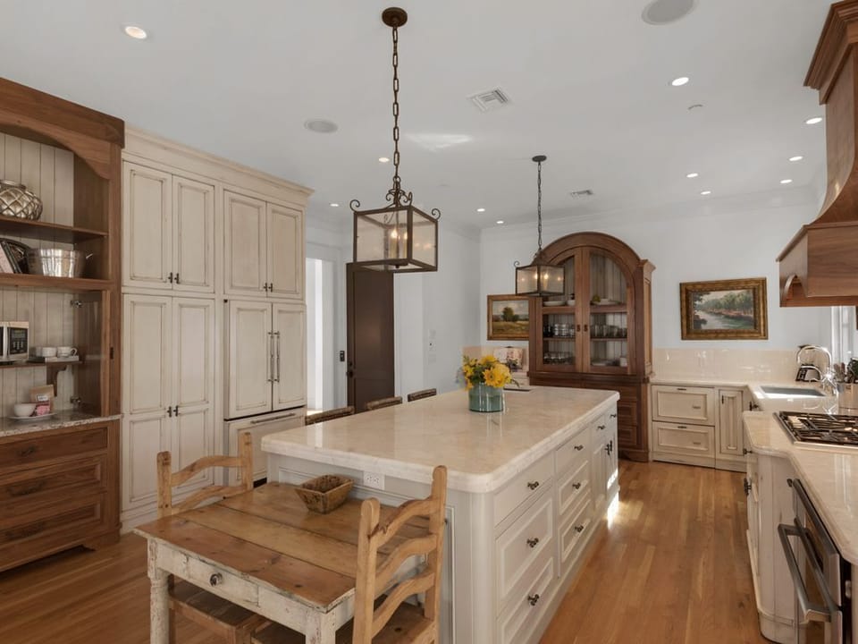 Entry to kitchen from stairway