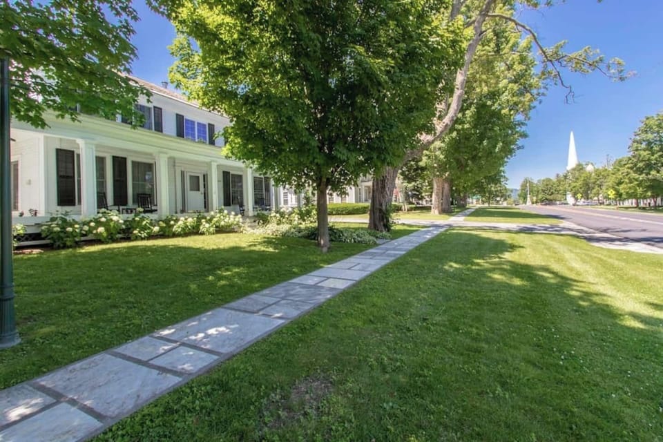 "The location cannot be beaten and the front porch was such a treat." - Key, *****