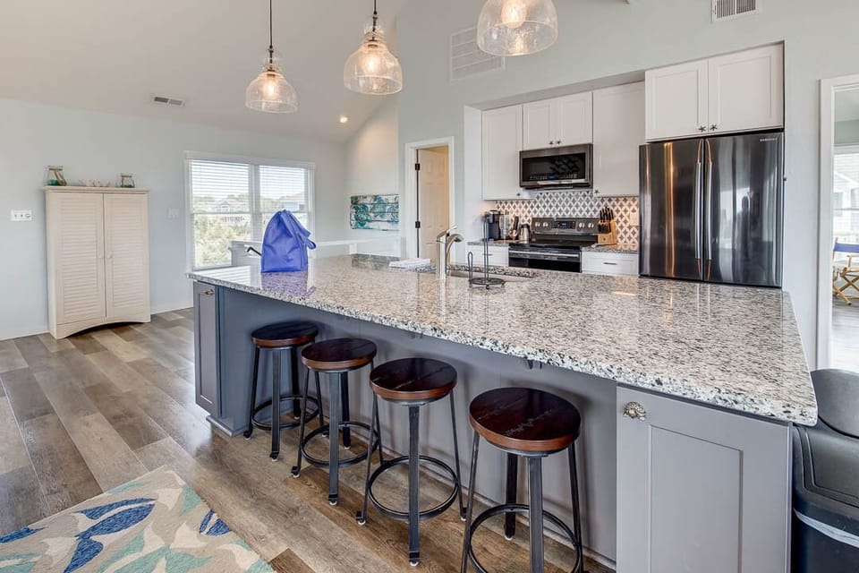 Top-Level Kitchen with Bar (seats 4)
