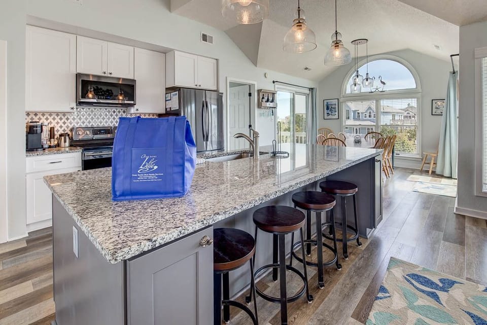 Top-Level Kitchen with Bar (seats 4)