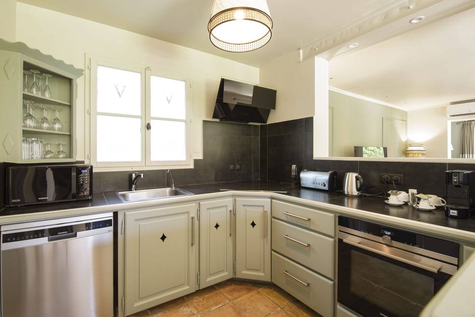 Villa Léoni 3 chambres, piscine chauffée et jardin | Private kitchen | Espresso maker, coffee/tea maker, electric kettle