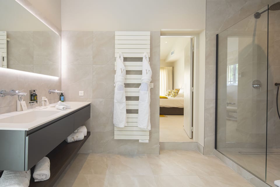 Villa Clémence 4 chambres, piscine chauffée et jardin | Bathroom | Designer toiletries, hair dryer, bathrobes, towels