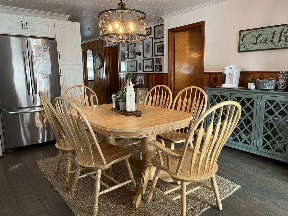 Room for 6-8 in the Kitchen