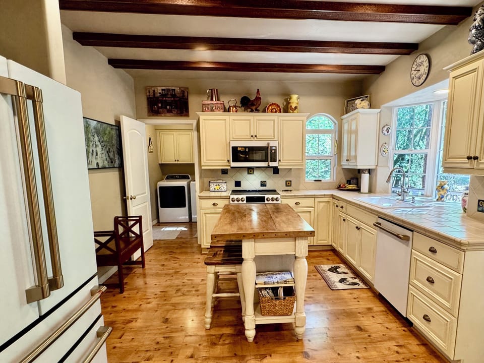 Full Kitchen. Upgraded appliances. 
