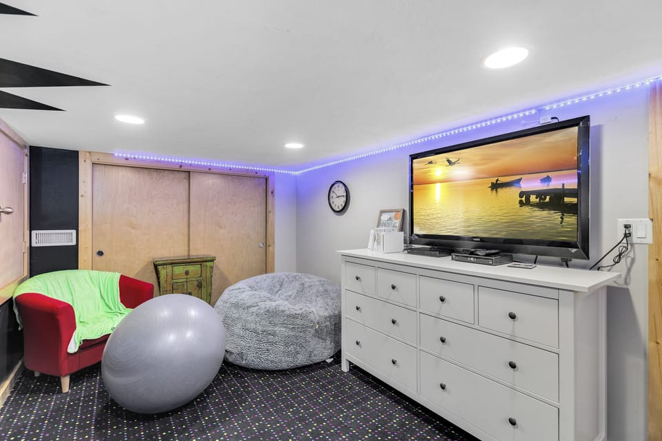 Hangout Zone with TV