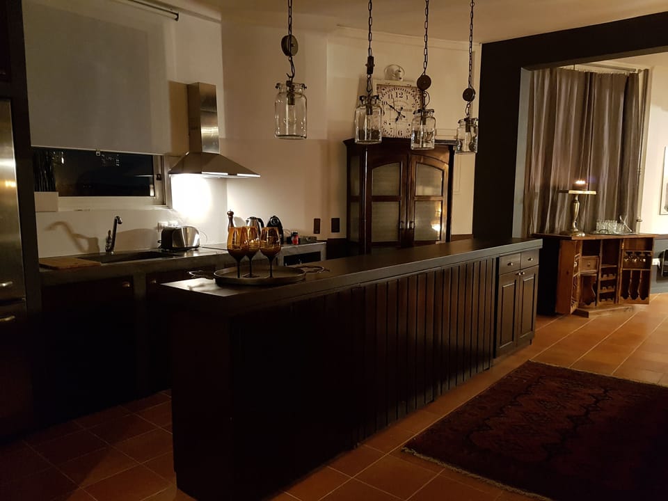 Deluxe Apartment | Living area | Flat-screen TV