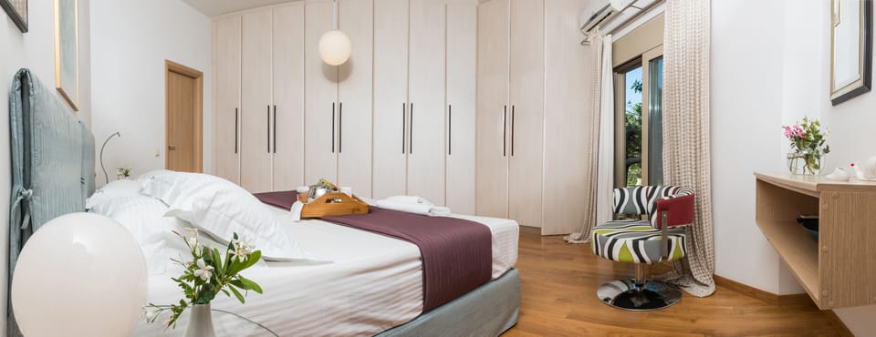 Villa Mariposa - Bedroom No1, king size bed, ensuit bathroom & built in closets.
