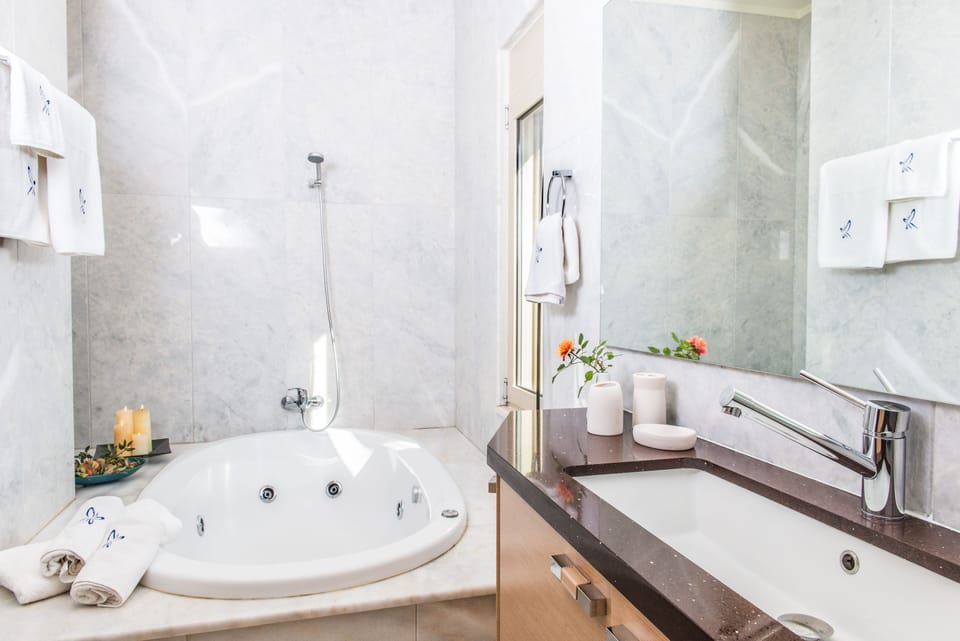 Villa Mariposa - Bathroom No1 with large hydro-massage tub.
