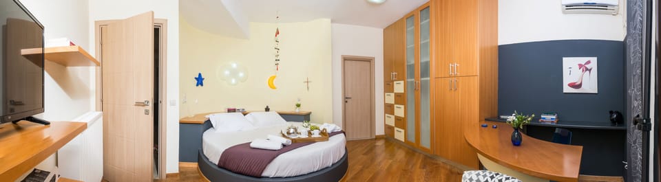 Villa Mariposa - Bedroom No2, king size bed, ensuit bathroom & built in closets.