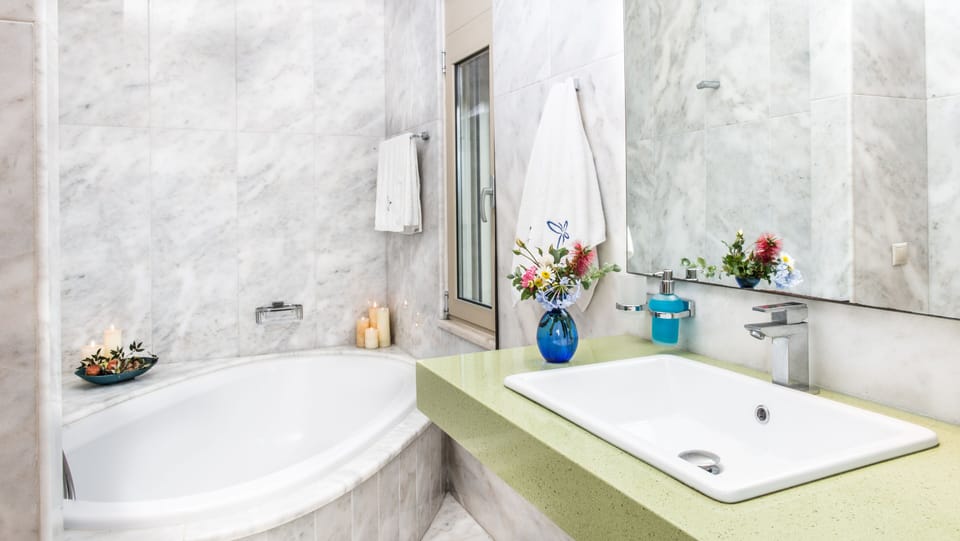Villa Mariposa - Bathroom No2 with large tub.