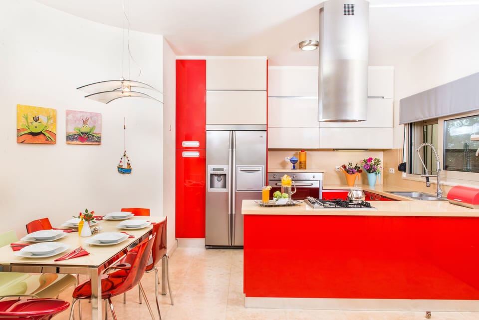 Villa Mariposa - Colorful fully equipped kitchen area.