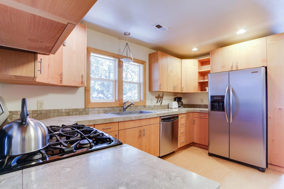 Modern appliances and a fully stocked kitchen will make you meal prep a breeze.