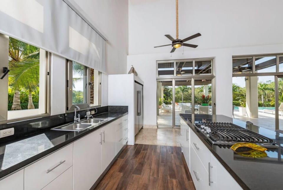 Villa Hermosa: fully equipped kitchen (private chef included)