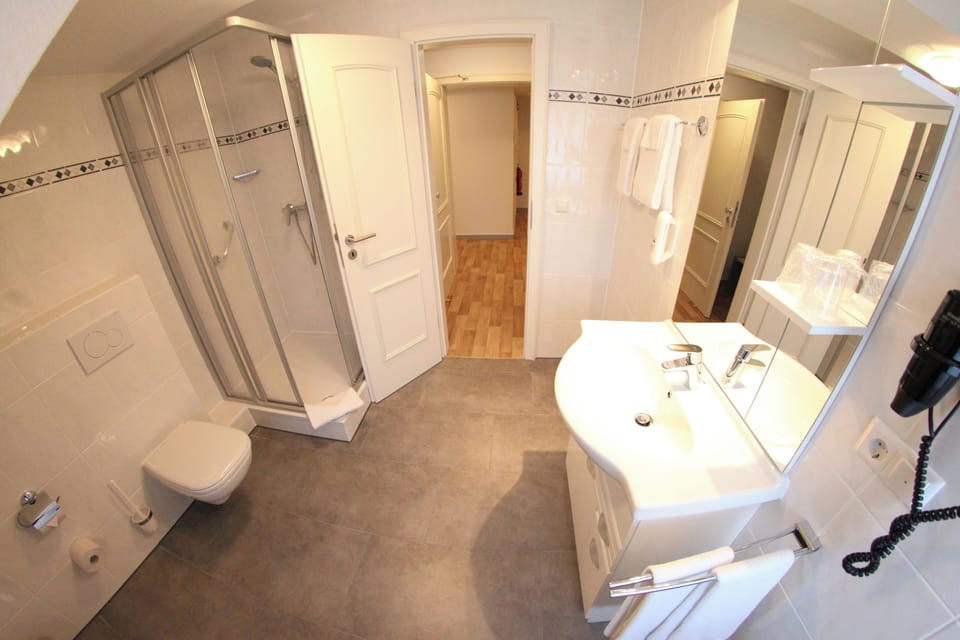 Basic Double Room | Bathroom | Shower