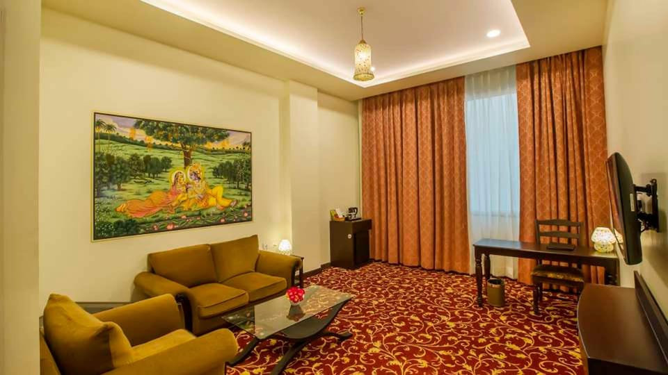 Executive Suite, Non Smoking | Living room | Flat-screen TV