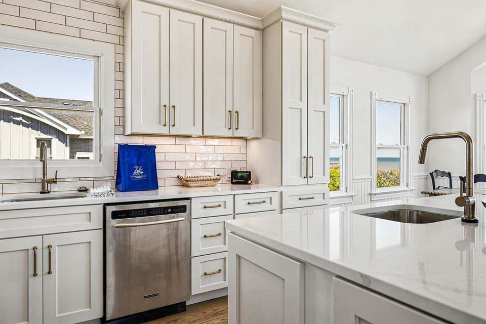 Top-Level Kitchen with Bar (seats 5)