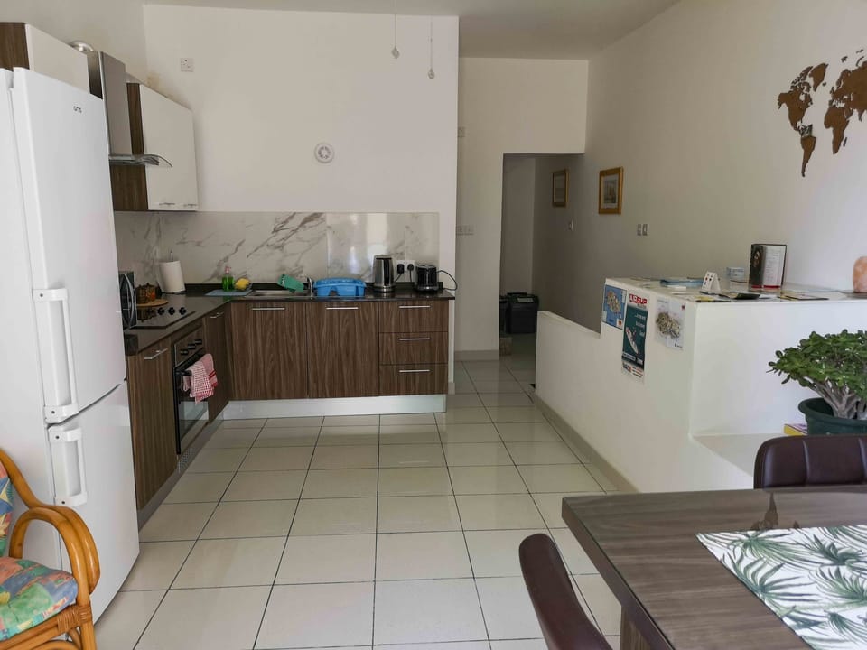 Full-size fridge, microwave, oven, stovetop