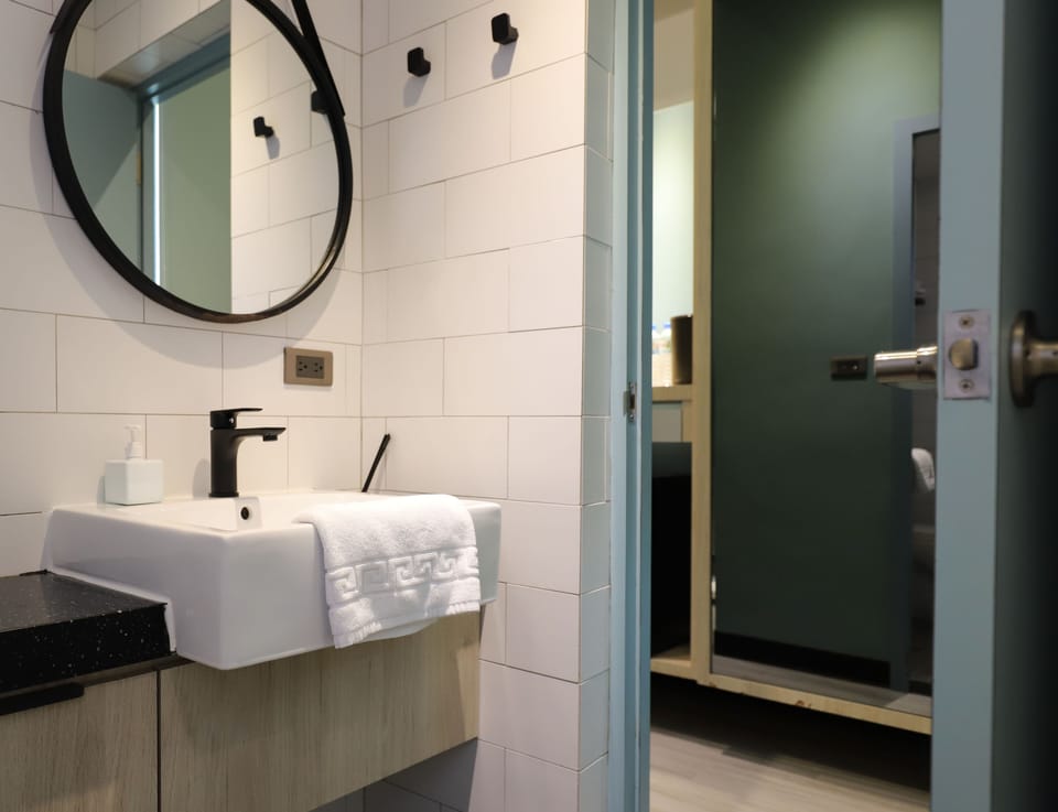 Standard Room, 1 Double Bed | Bathroom | Separate tub and shower, rainfall showerhead, free toiletries