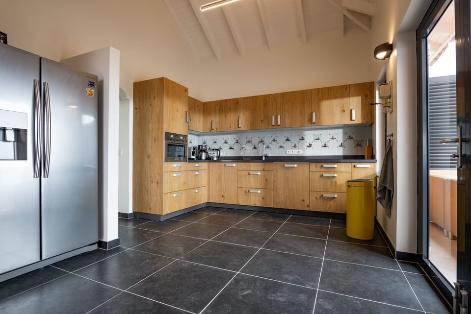 Fully equipped kitchen with large refrigerator with ice maker