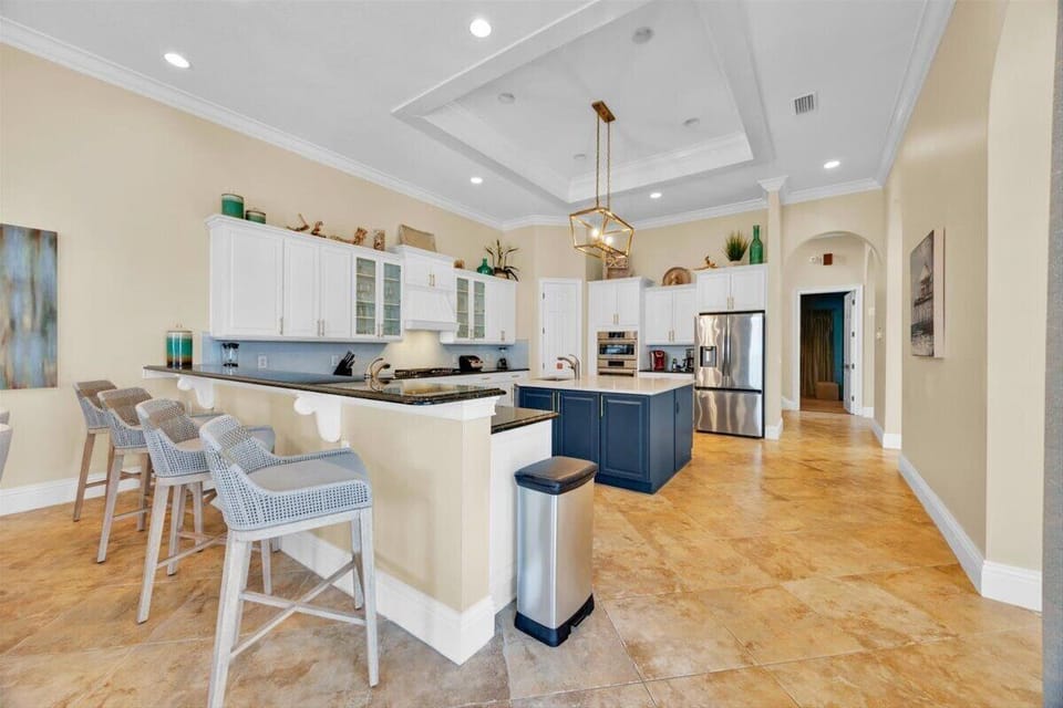 Coastal Breakfast bar for extra dining space!