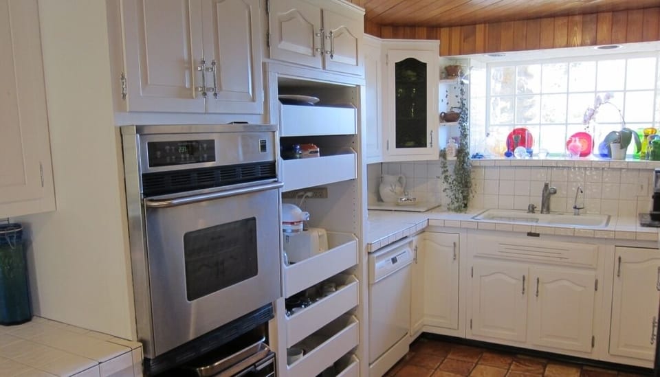 Kitchen with lots of storage. All Chefs Tools and gadgets. Basic Spices and Oils