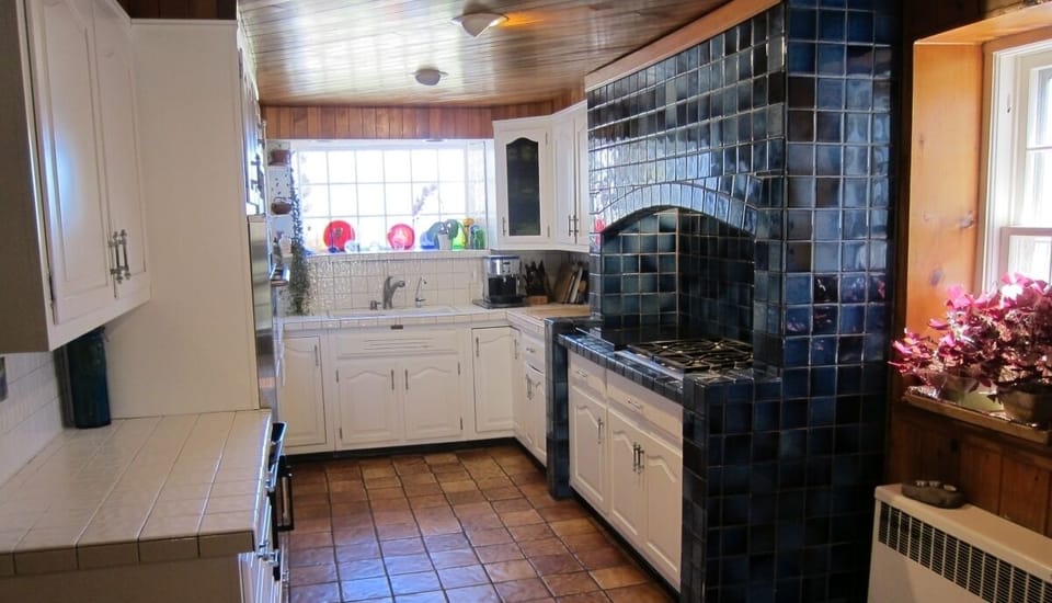Eat in Kitchen with Chefs Burners, Expresso and Regular Coffee. Fully Stocked.