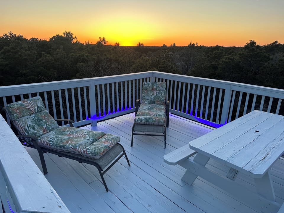 Exciting rooftop deck. Great for star gazing & having an evening drink.