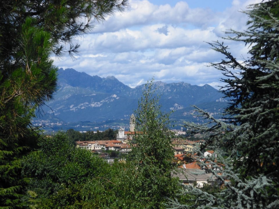 Elegant villa surrounded by a large garden available to guests Villa in Lombardy
