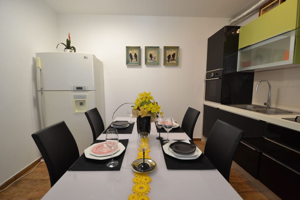 Luxury Apartment, 2 Bedrooms, Beach View, Beachfront | In-room dining