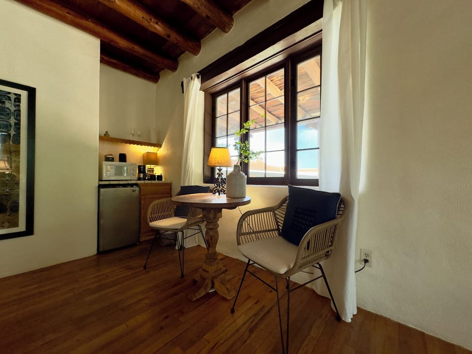 Deluxe King Suite (Pet Friendly) | Coffee and/or coffee maker