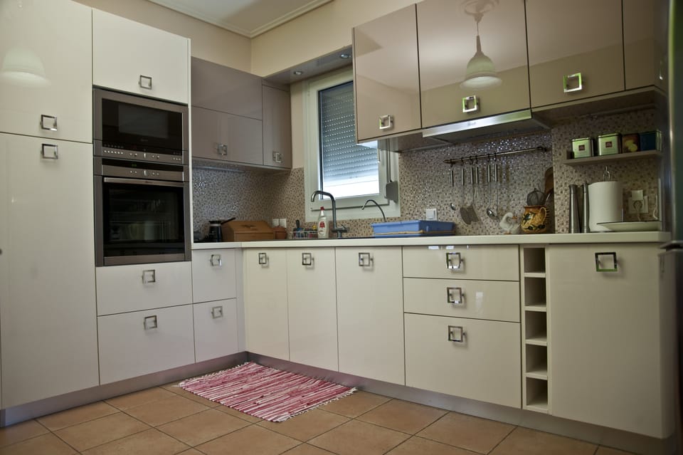 Full-size fridge, microwave, oven, stovetop